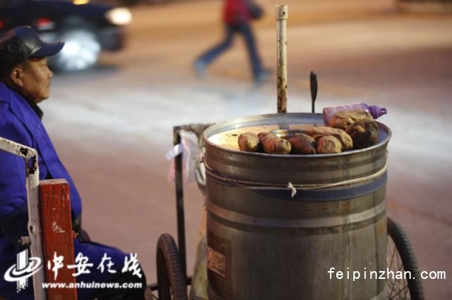还能放心吃?废品站内的废铁皮桶变身烤红薯炉