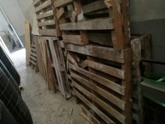 仓库里面的二手木托盘需要回收处理图2