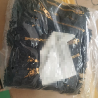 15吨左右库存拉链及纽扣处理
