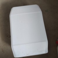 1000多个白色塑料桶处理
