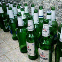大量旧啤酒瓶处理
