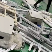厂里大量废铁废铝等废品处理