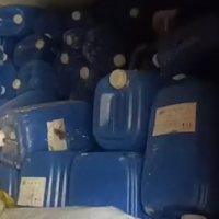 大概七八百个塑料桶处理
