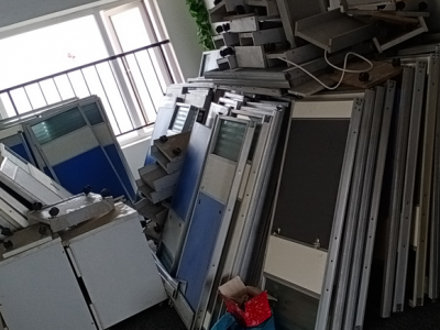 大量铝合金办公桌椅免费送
