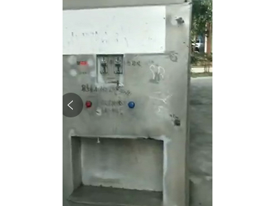 一台大型机械处理图1