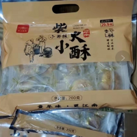 50多箱过期及临期食品处理