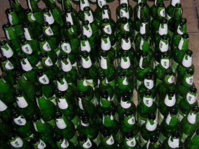 每天五百多箱啤酒瓶及1000多个易拉罐处理