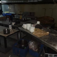 店里不锈钢厨房设备物资打包处理