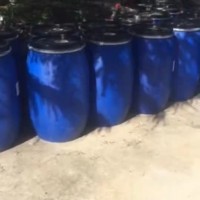 厂里八百多个蓝色塑料桶处理