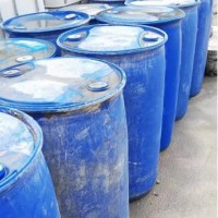 30多个蓝色塑料桶处理