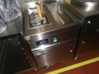 饭店大量不锈钢厨房设备处理