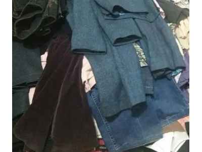 七八吨废旧衣服处理