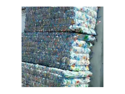 大量废旧塑料瓶处理