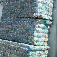 大量废旧塑料瓶处理