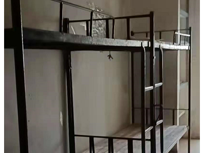 学校400多套上下铺铁床处理