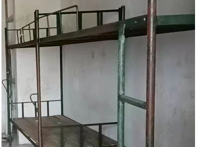 学校400多套上下铺铁床处理图2
