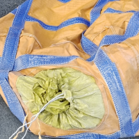 厂里每个月四五千条吨袋处理