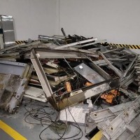 两部已拆除电梯整体打包处理