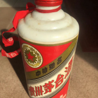 一瓶82年茅台酒及一瓶85年五粮液转让处理