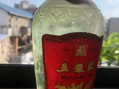 一瓶82年茅台酒及一瓶85年五粮液转让处理图2