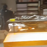倒闭眼镜店所有东西打包拆除处理