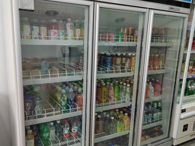 便利店风幕柜等设备物资打包处理