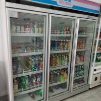便利店风幕柜等设备物资打包处理