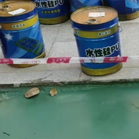 几百个油漆铁桶处理