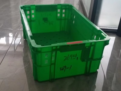1000多个废旧塑料箱 塑料果筐 错位筐 塑料小筐EU箱处理
