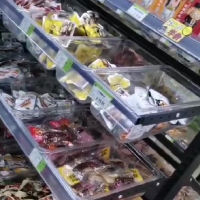 超市大量临期零食处理