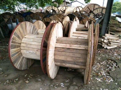 大量各年份旧电缆盘处理图3