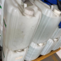 几百个塑料桶处理