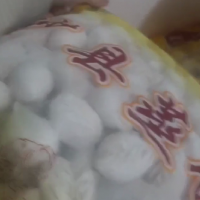 一吨左右过期蒸饺、小笼包、油豆干等食品处理