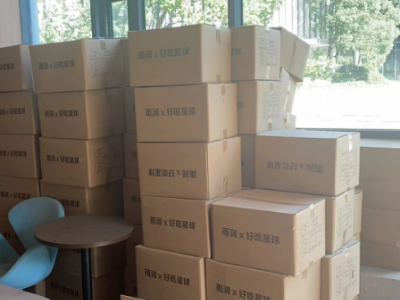 300多箱过期休食处理图1