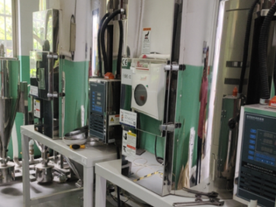 厂里一套注塑机集中供料系统设备处理