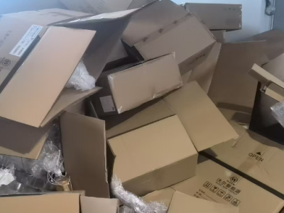 厂里每个月七八吨废纸处理