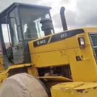 一台装载机及一台拖拉机设备处理