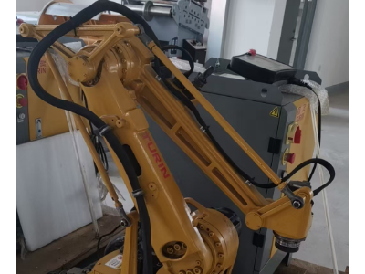 一台图灵机器人设备处理