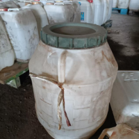 几百个白色塑料桶处理