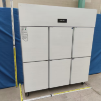 一台商用冰箱设备处理