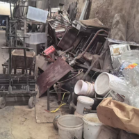 厂里废铁、废锅炉、废泡沫等设备物资打包处理