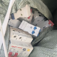 1000多斤空气开关跟漏电保护开关及300多斤铜线处理