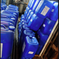 有200多个塑料桶处理