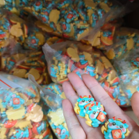 一批库存树脂饰品处理