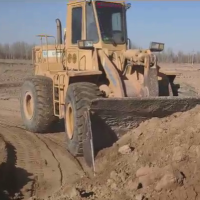 一辆推土机铲车设备处里