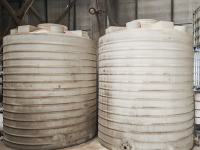 两个十吨的pe大塑料桶处理