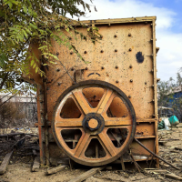 一台碎石箱破碎机设备处理