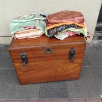 樟木箱子回收  100年代红色皮箱  手提箱收购多少钱一个